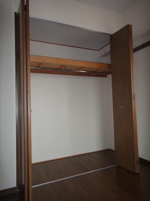 Receipt. Western-style storage There are also neatly. There is a closet in the Japanese-style room. 