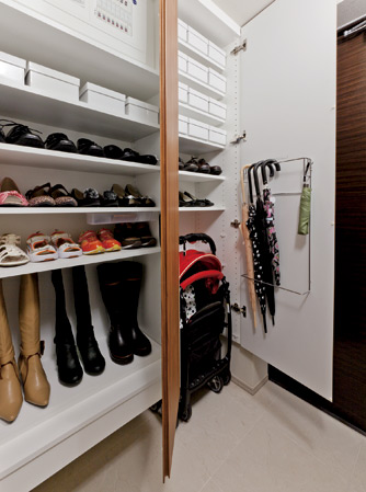 Receipt.  [Multi-entry cloak] Entrance storage to beautify the "face" of the dwelling. "plenty ・ Neat ・ Entrance storage developed a universal "theme. Without changing most of the company size of conventional storage, It was up to about 1.6 times the amount of storage of shoes by reviewing the design and layout.  ※ A1 ・ Except for the A2 type (same specifications)