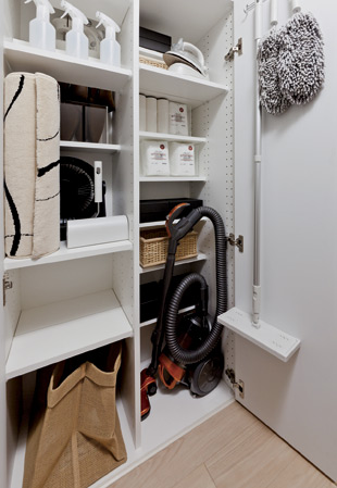 Receipt.  [Arrange shelf] Enter those that can be arranged to suit the things put away. From "there is no place to put away the vacuum cleaner," "shape is different things also want to put away clean" voice of such people, As it can be arranged freely according to the shape and use frequency of mono, Such as providing a movable shelf that can be separate in half before and after, Waste is the easy-to-use Maeru material input less. (Same specifications)