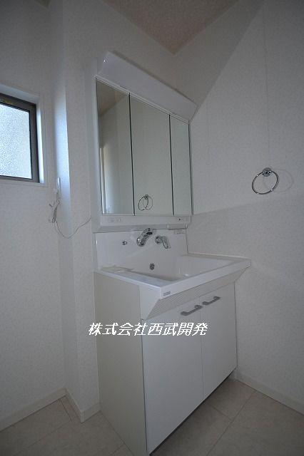 Wash basin, toilet. Indoor (12 May 2013) Shooting