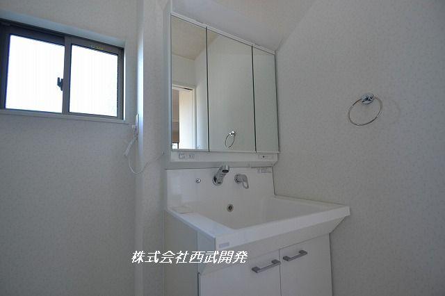 Wash basin, toilet. Indoor (12 May 2013) Shooting