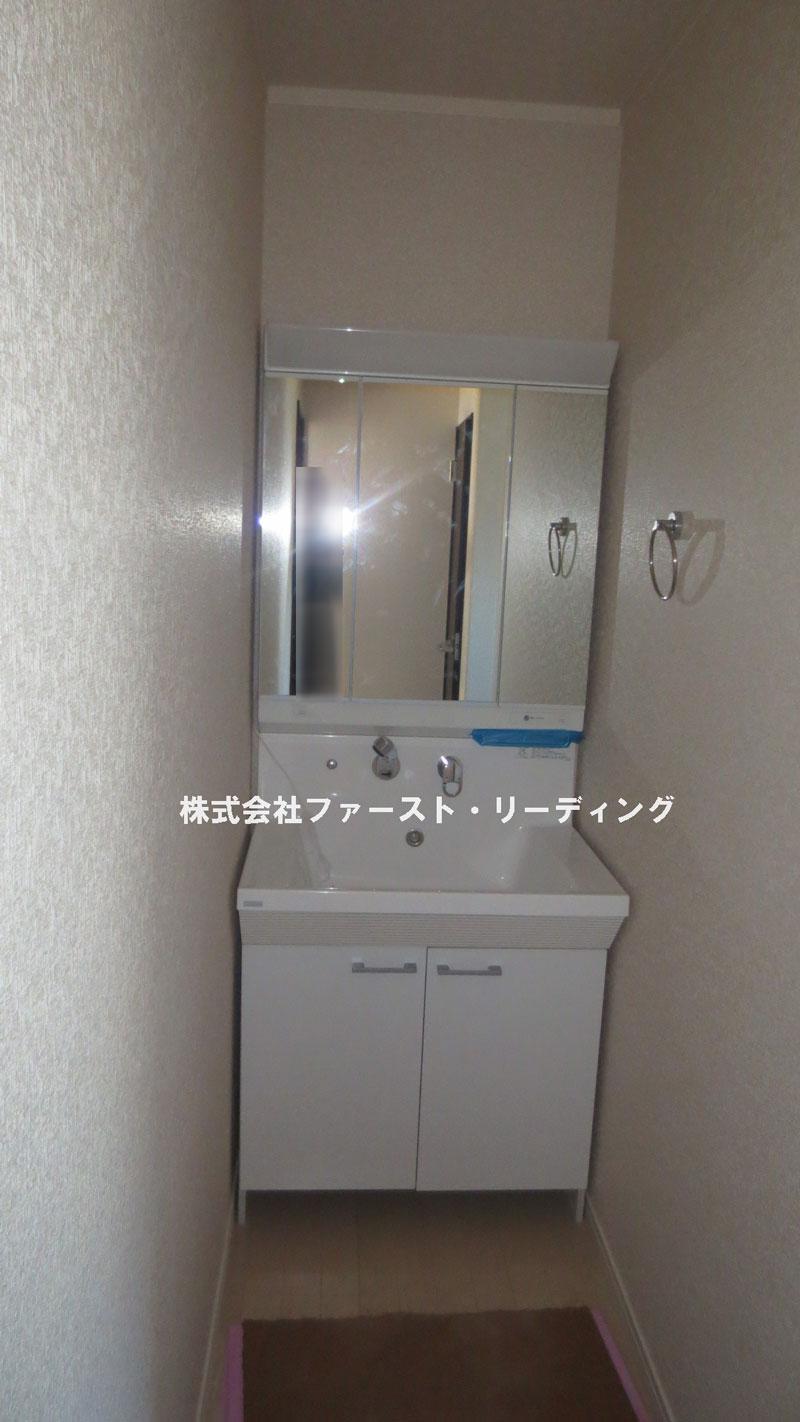 Wash basin, toilet. During woodwork (December 16, 2013) Shooting