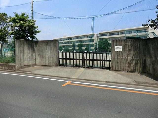 Junior high school. 1300m to Hongo Junior High School
