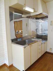 Kitchen. 2-neck is a gas stove can be installed.