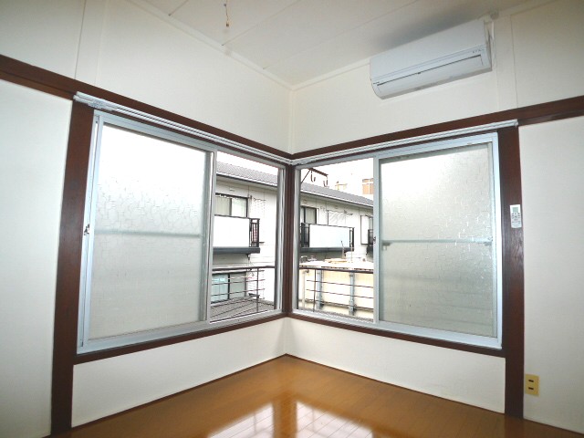 Living and room. A bright room with two-sided lighting