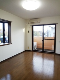 Living and room. It is a corner room