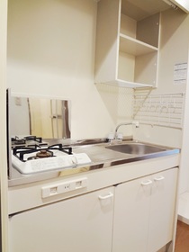 Kitchen. 1-neck with gas stove