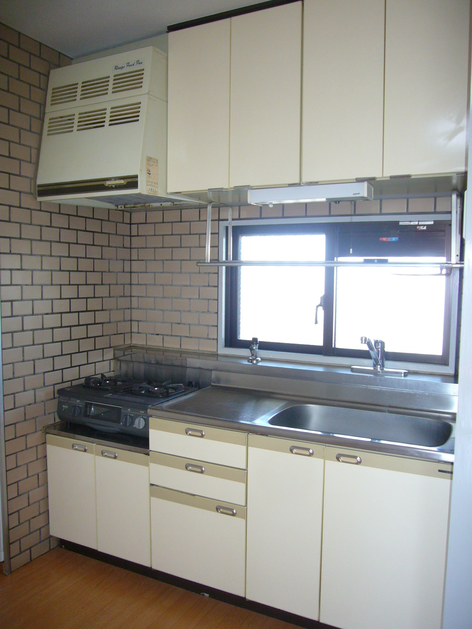 Kitchen. There is a window in the kitchen ・  ・  ・ 