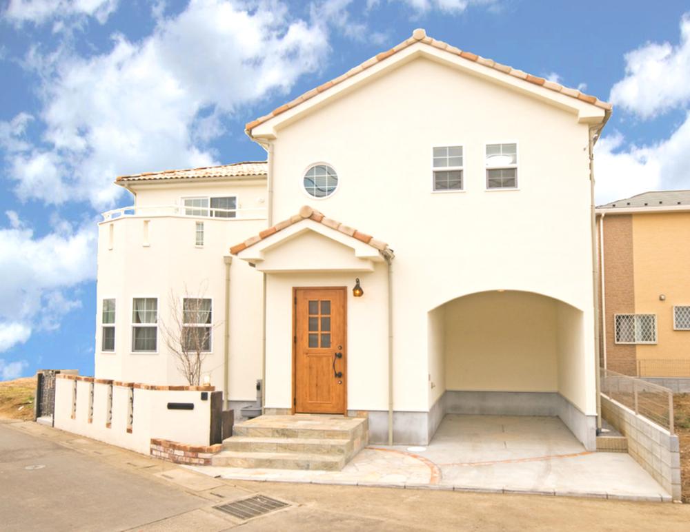 Local photos, including front road. Note: Our example of construction