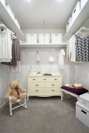 Western-style family closet is about 2.3 tatami mats of large capacity. Ideal for provided dresser space hanger pipe at three plants