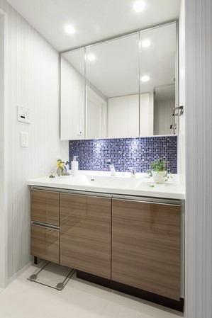 Wash room is full of clean finish. Amount of storage rich linen cabinet is installed, For convenient storage of towels and detergents