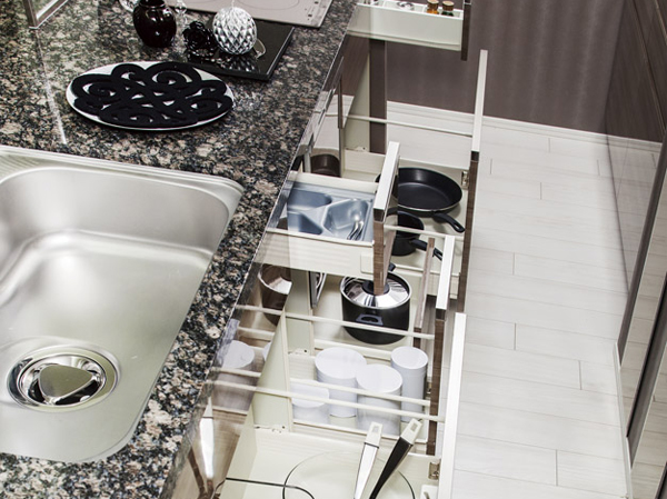 Kitchen.  [Slide cabinet] And pulled out a whip in one hand, It has also adopted the slide cabinet that can be taken out easily the back of the thing.  ※ Counter option specification (paid ・ Application deadline Yes)