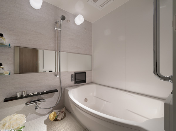 Bathing-wash room.  [Bathroom] Tub of Matagi is low, From small children to the elderly, Everyone has adopted a low-floor type unit bus that is easy bathing bathroom. Perfect for wide tub to bathe the children, It has established a step in the bathtub, You can also enjoy sitz bath.