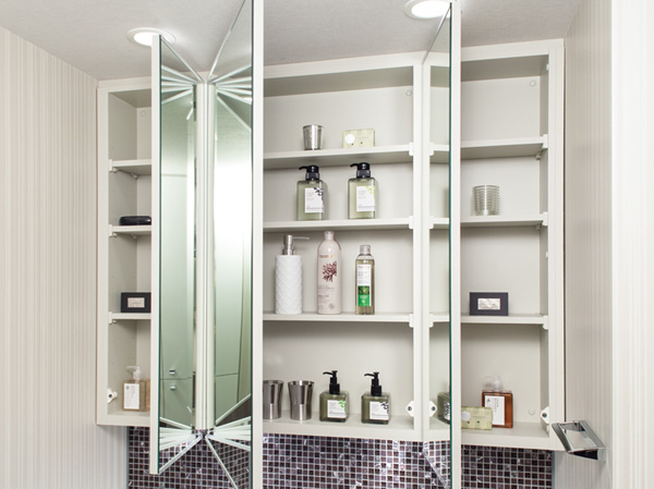 Bathing-wash room.  [Three-sided mirror back storage] Toothbrush and hair care products, Cosmetics such as Maeru Kagamiura storage. It is a feeling of pressure-free flat-screen storage.