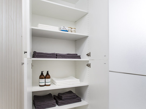 Bathing-wash room.  [All houses with linen cabinet] To the wash room of all dwelling units, We prepared the linen cabinet that can be stored and towel. Okeru kept neat and tidy, clean full of a feeling of space, It is devised convenient storage.