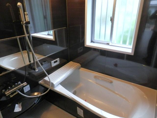 Bathroom. It is a comfortable size well into the child because of the wide width tub. Indoor (June 2013) Shooting