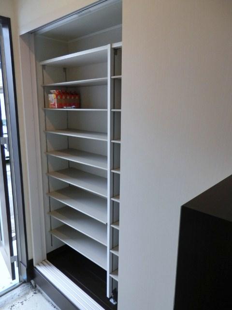 Other introspection. You can also fit the boots by removing the stand.