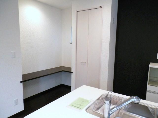 Kitchen. There is in the kitchen storage becomes the pantry instead, Mrs. corner can also be used as a study desk for children.