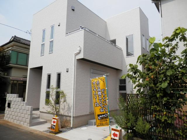 Local appearance photo. White tones, Appearance decorated with small window will also have to produce a stylish atmosphere with simple. Local (July 2013) Shooting