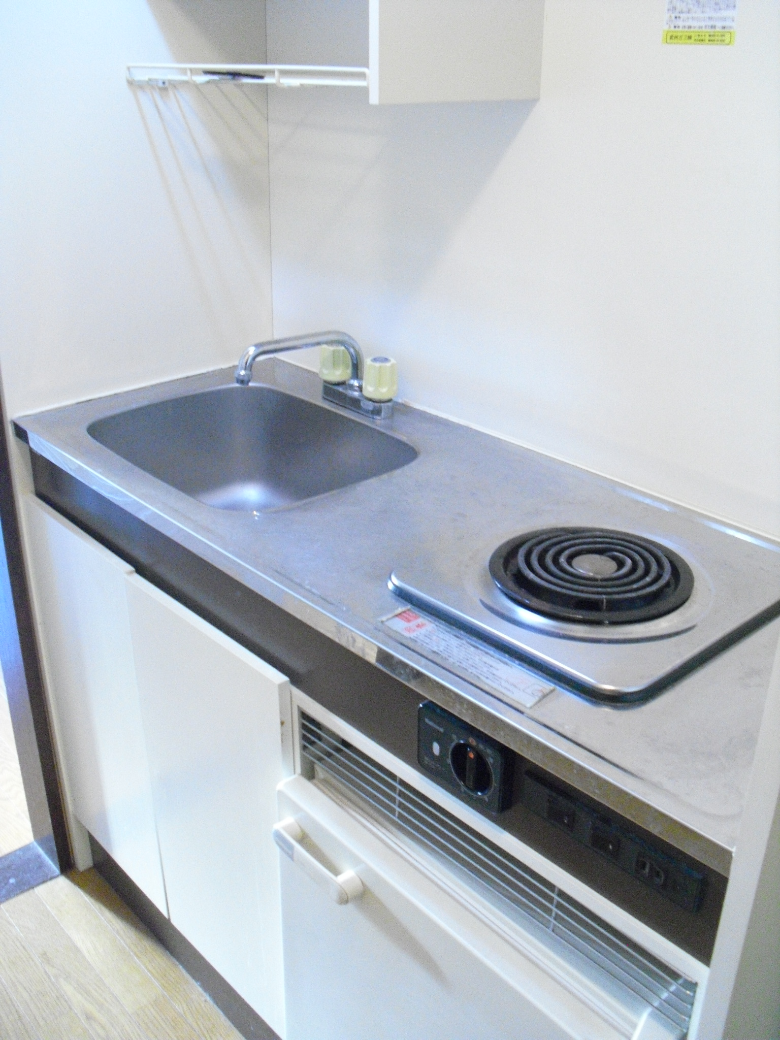 Kitchen. Electricity is with a stove (1-neck). 