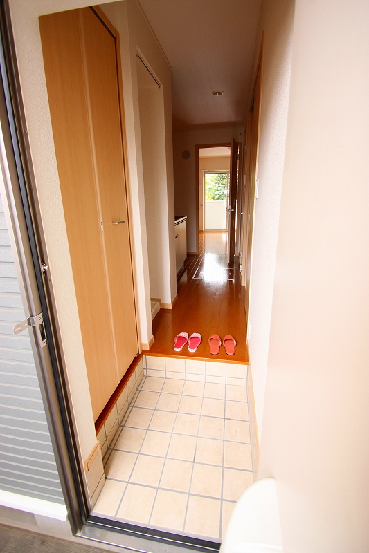 Entrance.  ■ Same apartment It is similar to indoor photo