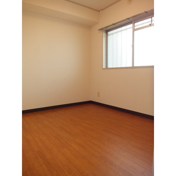 Living and room. Was Mashi floor re-covering!