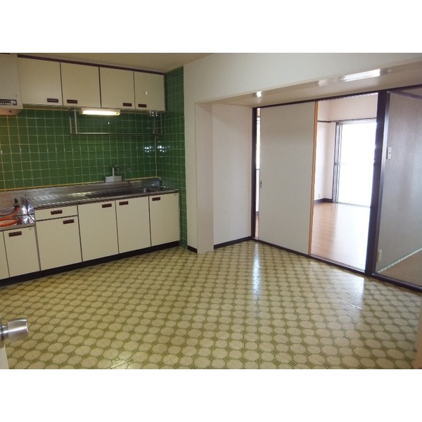 Living and room. Flooring can be changed