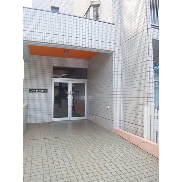 Entrance. There is set post