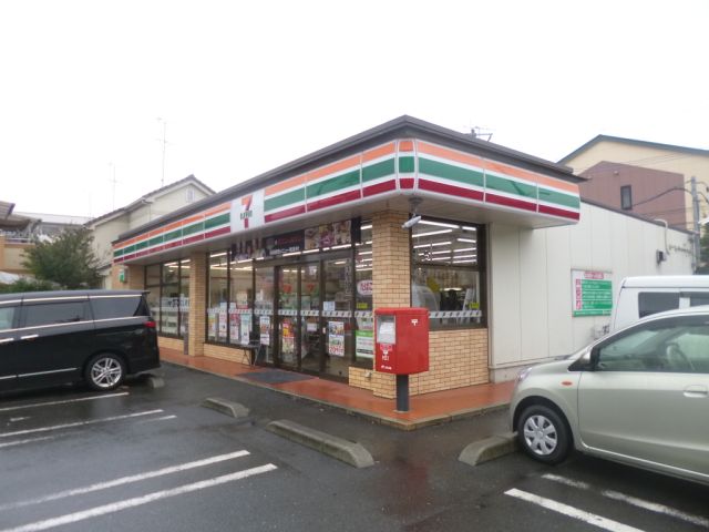 Convenience store. 670m to Seven-Eleven (convenience store)