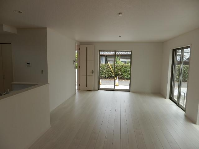 Same specifications photos (living). Same specifications