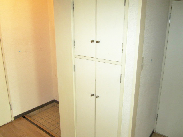 Receipt. Entrance side storage