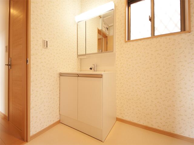 Wash basin, toilet. Room (August 2013) Shooting