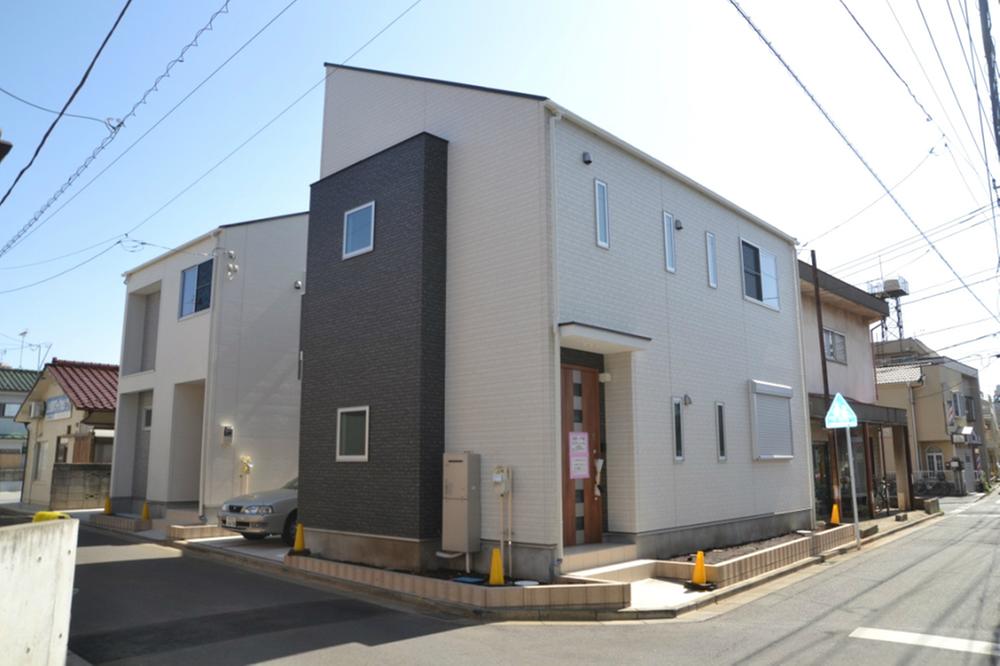 Local photos, including front road. Note: Our example of construction