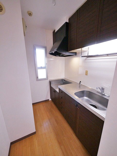 Kitchen. Stand-alone, With window