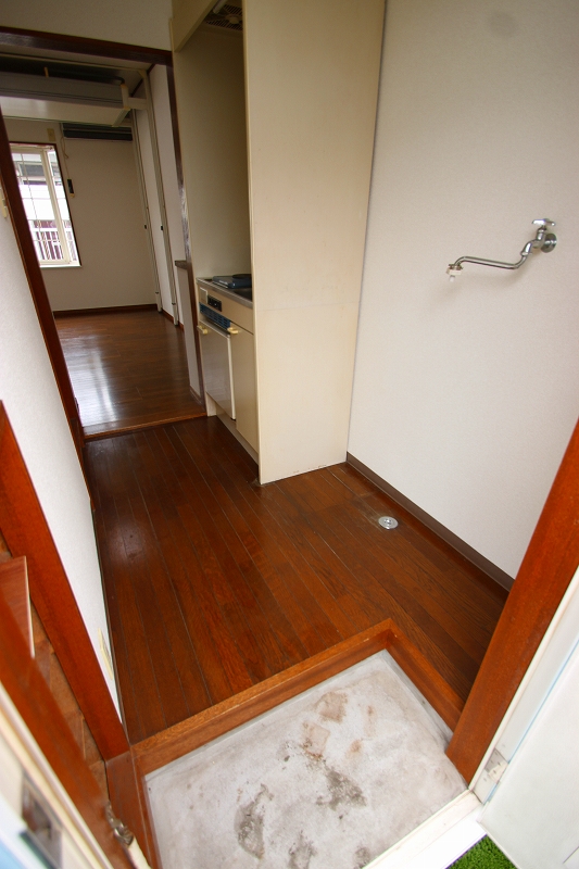 Entrance.  ■ Same apartment It is similar to photo