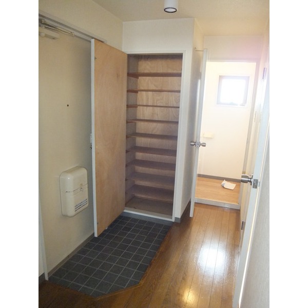 Entrance. The whole family of the shoebox