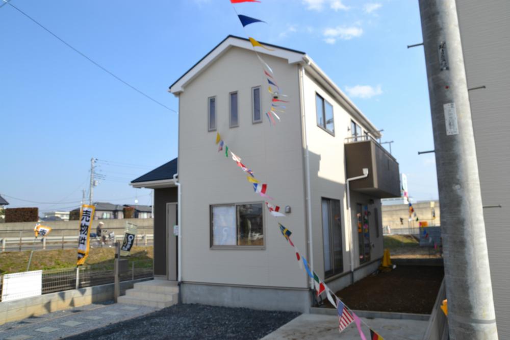 Local appearance photo. Reference: Contractors construction cases