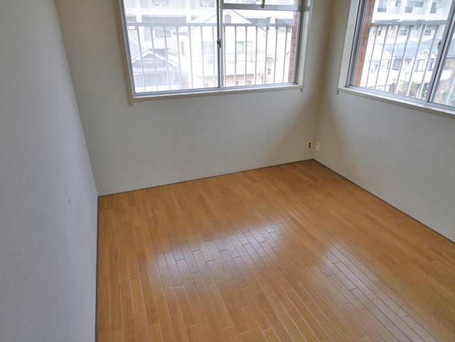 Other room space. North Western-style