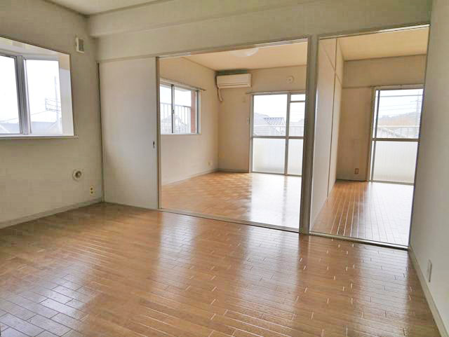 Living and room. With Western-style window! 