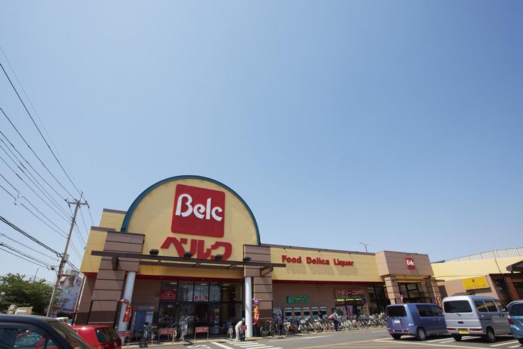 Supermarket. 710m until Berg Oi Midorigaoka shop