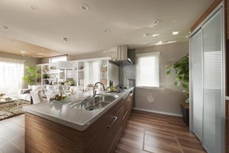 Kitchen. Good facilities in pursuit of comfortable living, such as built-in dishwasher and touchless faucets. Wide margin also stood three adults is in the kitchen! (October 2013) Shooting