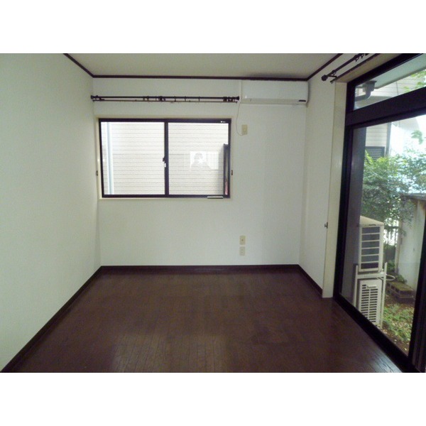 Living and room. Daylighting good