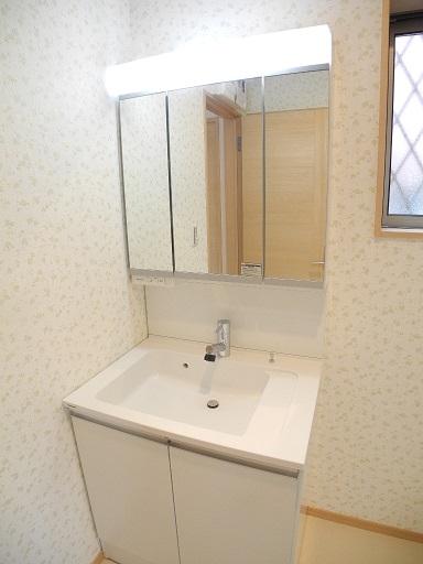 Wash basin, toilet. Indoor (12 May 2013) Shooting