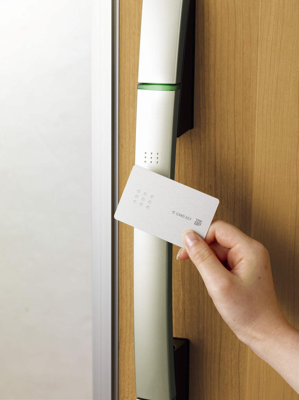 Security equipment. Open and close the key in the handle only close quite right, You can close also opened on a mobile is also on the card.