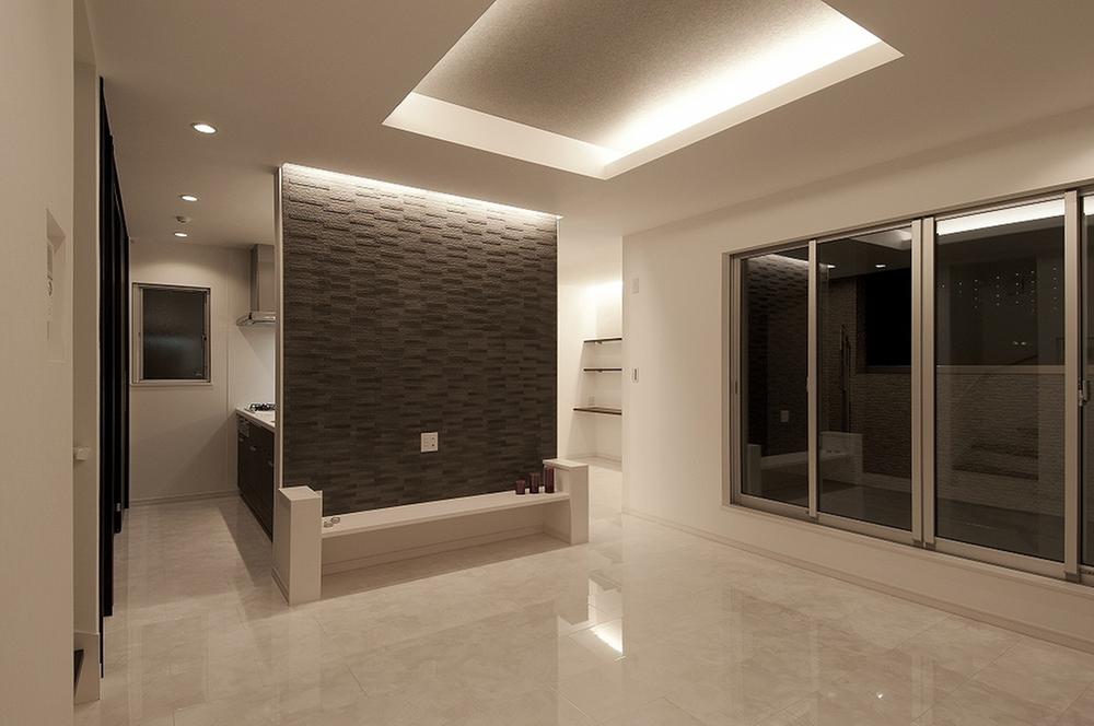 Living. Second floor LDK 17 Pledge. Flooring luxurious marble. TV rear of the board is stuck Ecocarat. It is a beautiful shade of indirect lighting, Cozy living room.