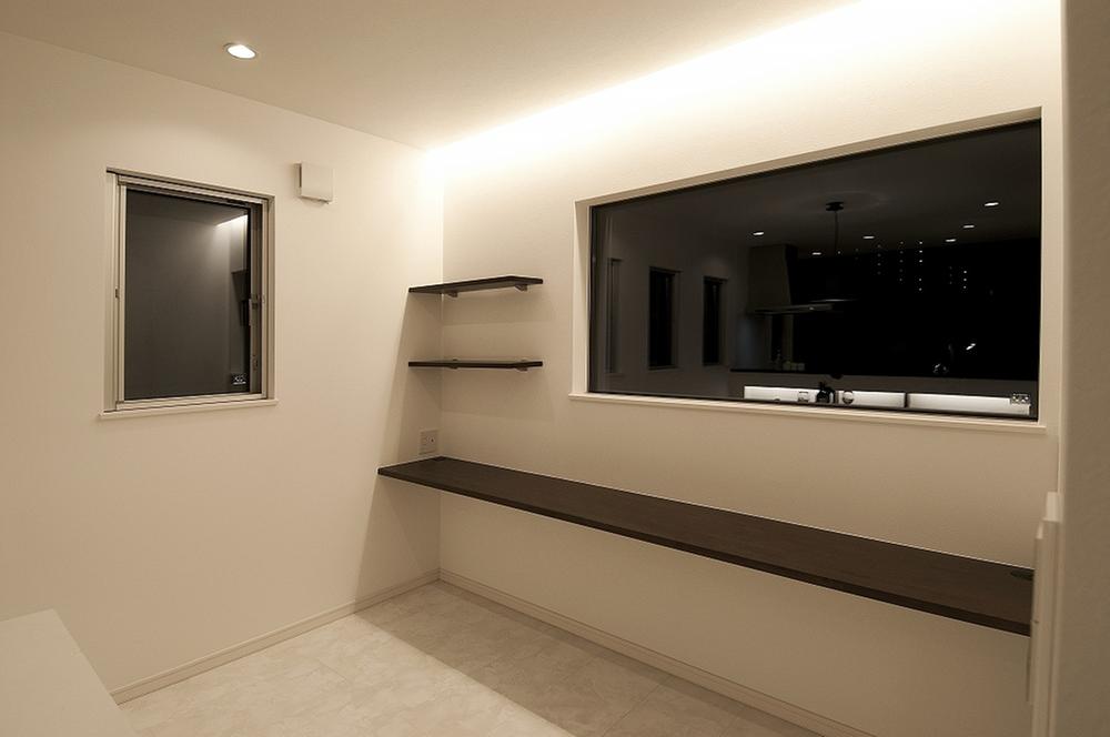 Living. With a work counter to dining. Plenty of lights enters from FIX window, Night also looks starry sky. It is slowly good reading with a cup of coffee.