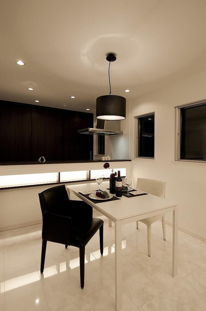 Kitchen. Indirect lighting and with a cabinet in the face-to-face counter. Popular kitchen closet of the back. It is always refreshing and dispose of kitchen.