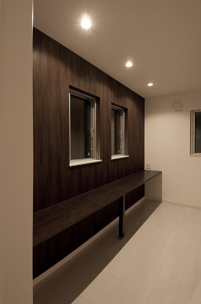 Non-living room. Breadth of the hobby room 4 pledge to lead to Sky Garden. As a study of the whole family of the library and your husband. Counter is also easy to clean because the antimicrobial silicon paint.