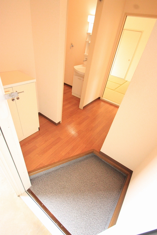 Entrance. ■ Same apartment It is similar to photo