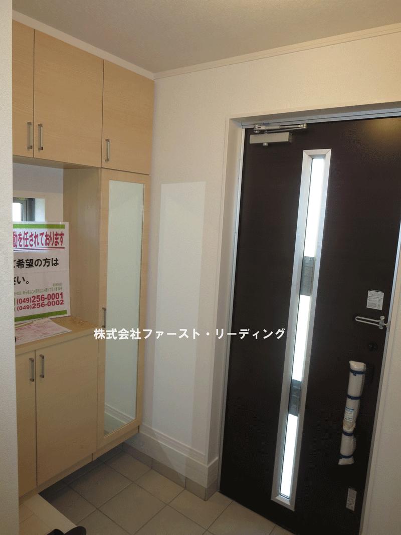 Entrance. Entrance storage (same specification equipment)